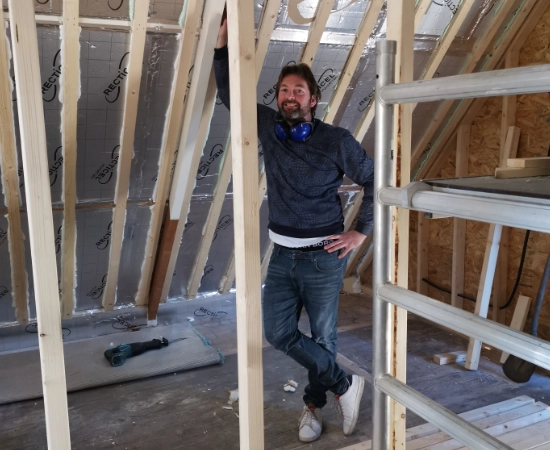 robbert limbeek in zijn klushuis in harkstede